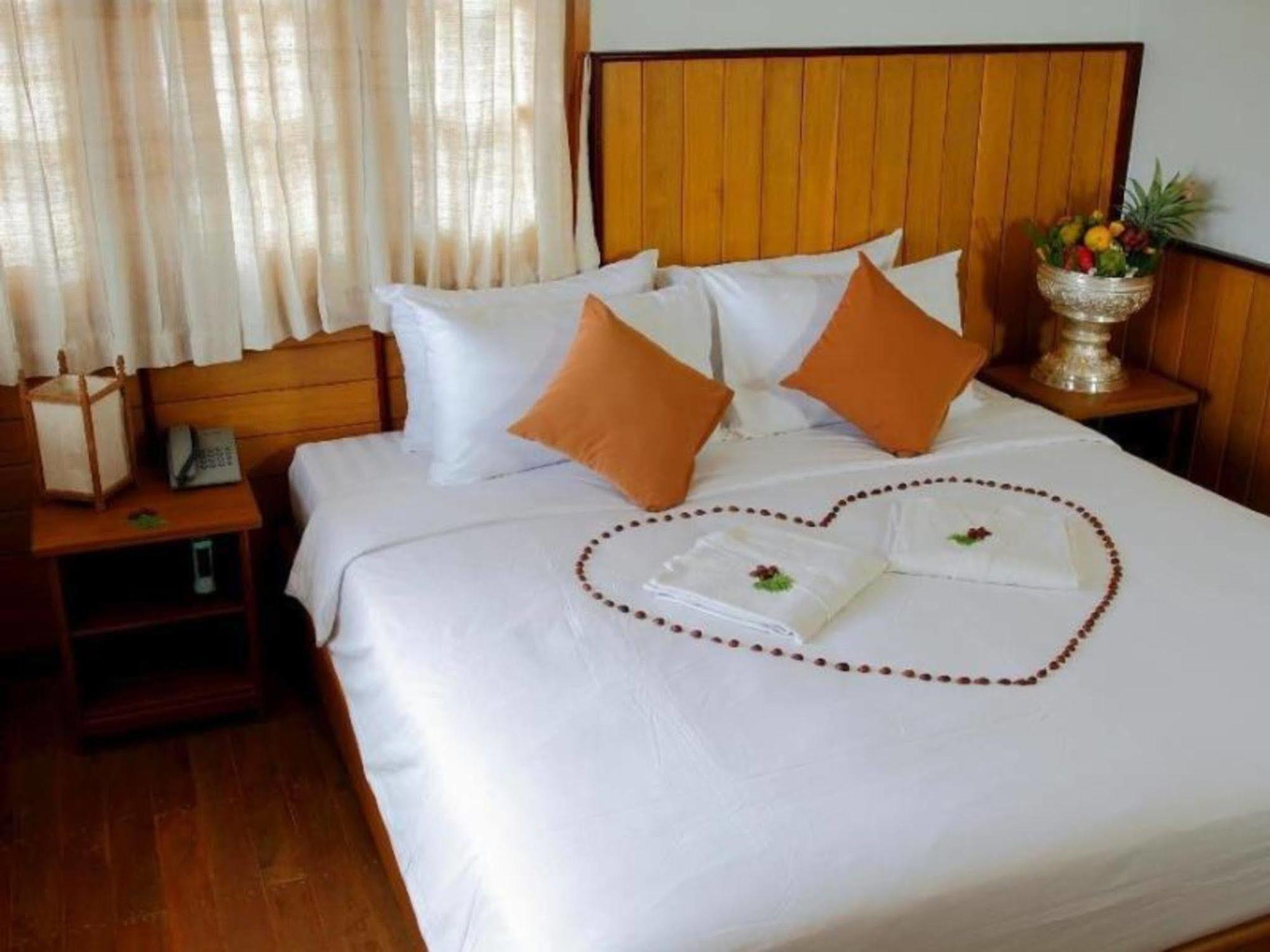 Inle Lotus Hotel Nyaungshwe Township Exterior photo